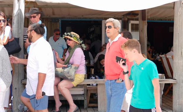Kerry en José Ignacio pero sin dejar el smartphone